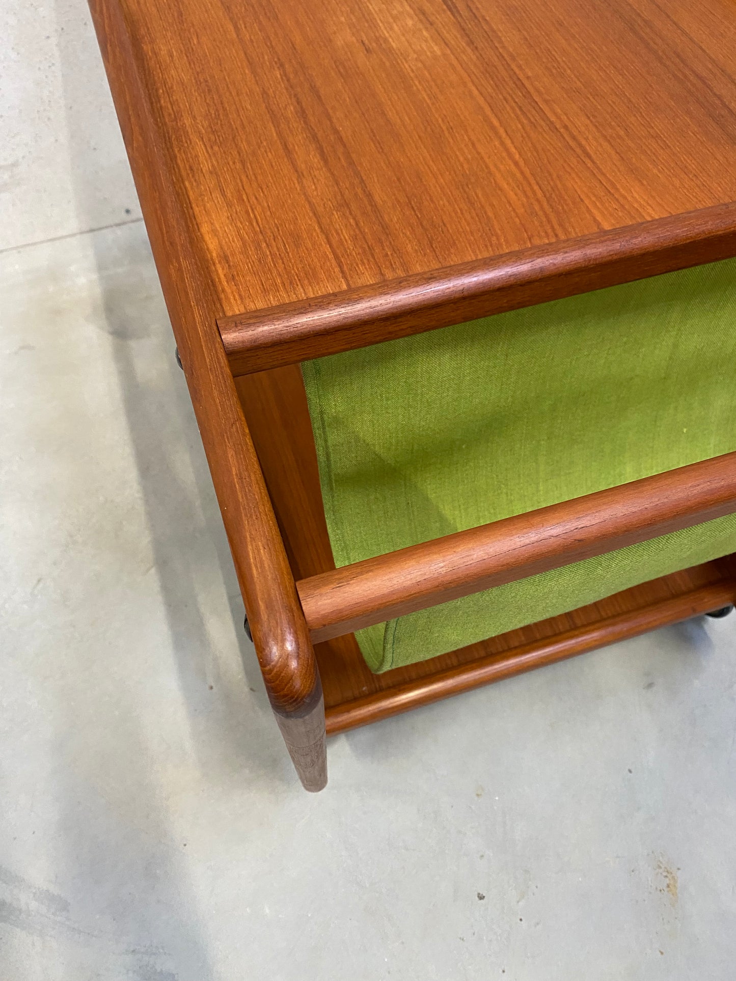 Beistelltisch - Teak - Zeitungswagen