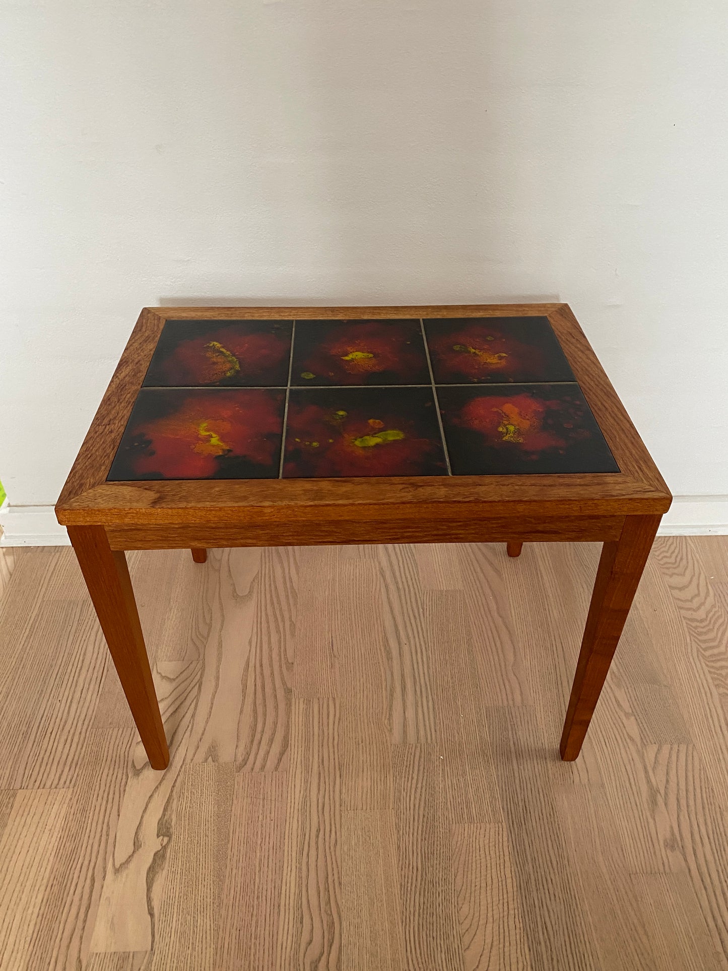 Teak sidebord med røde fliser