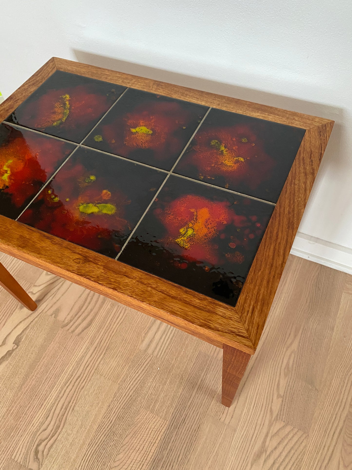 Teak sidebord med røde fliser
