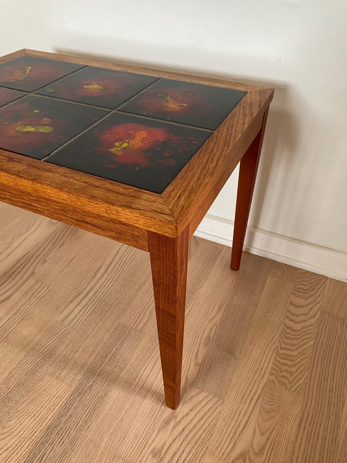 Teak sidebord med røde fliser