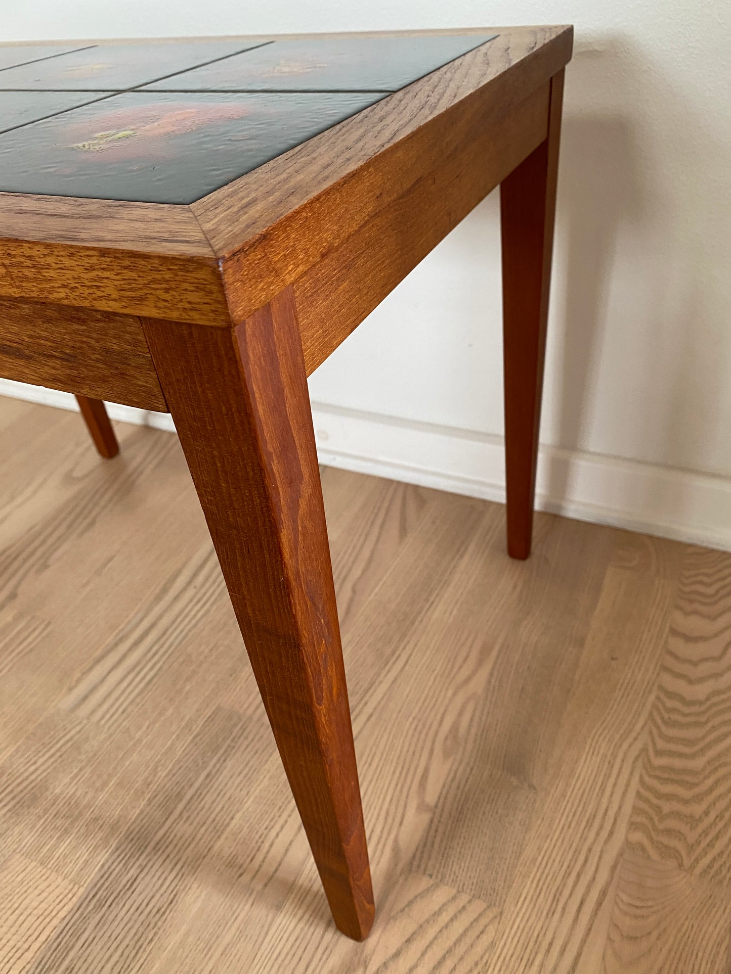 Teak sidebord med røde fliser