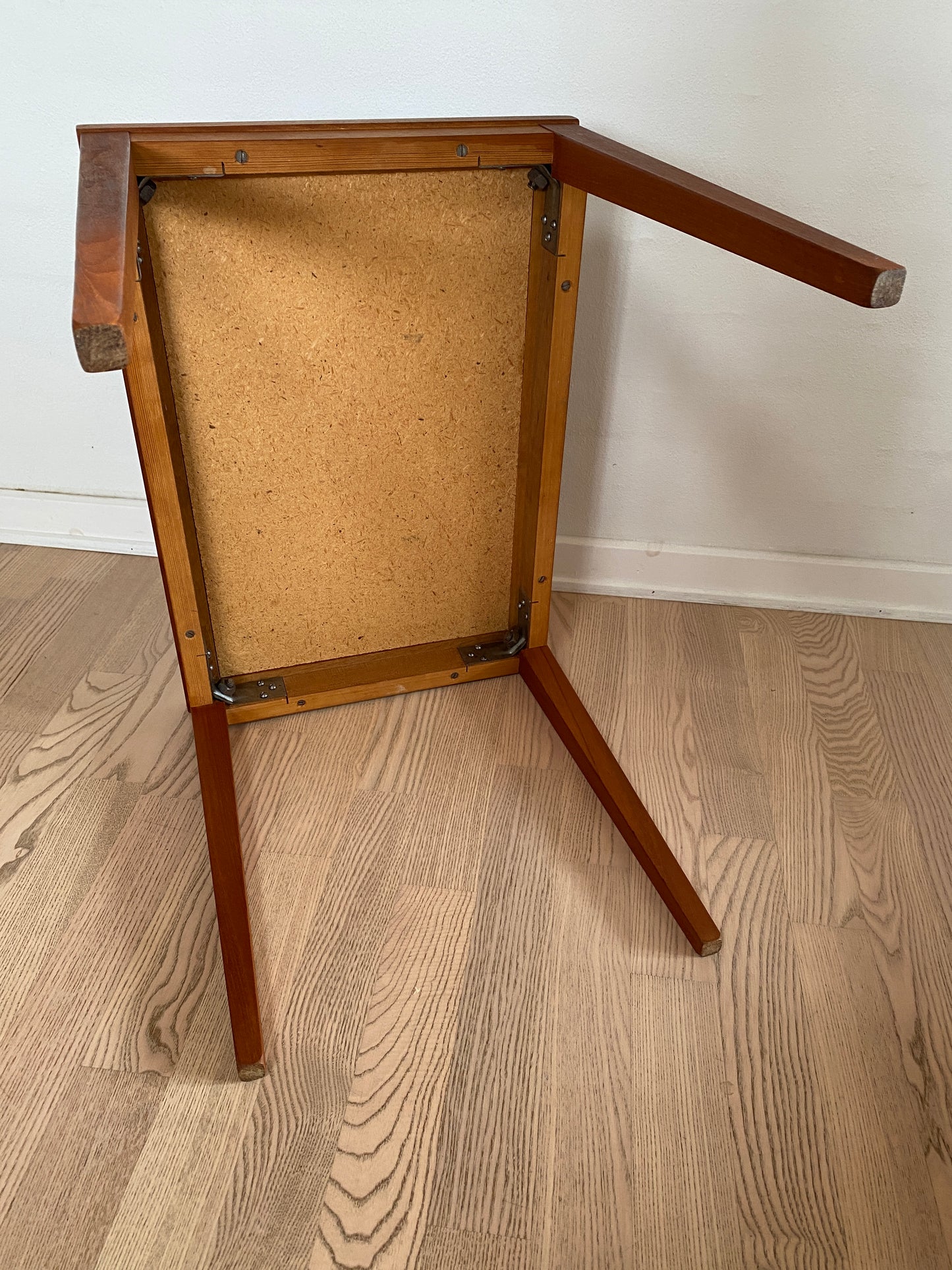 Teak sidebord med røde fliser