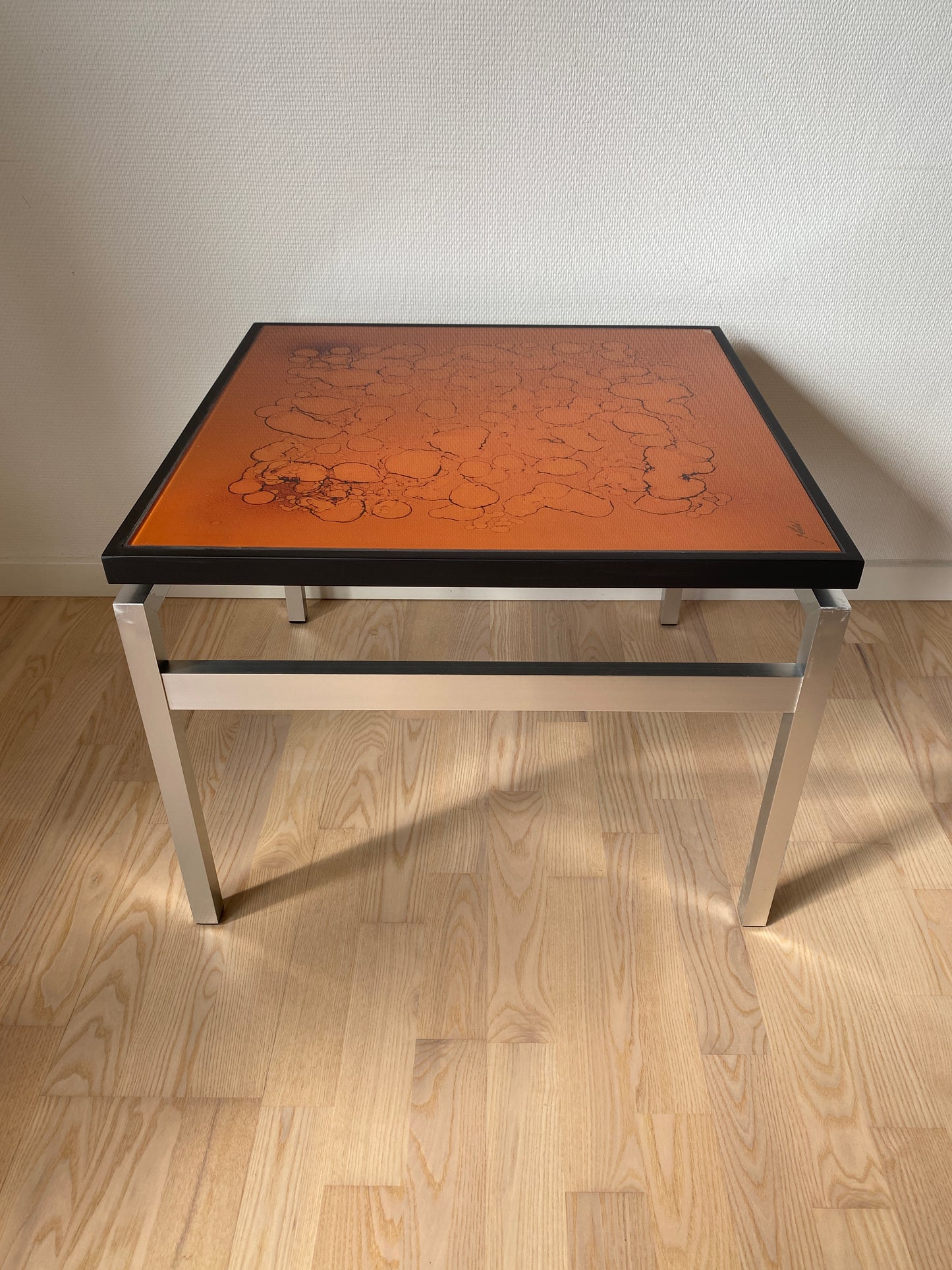 Design-Sofatisch von Jean René Talopp in moderner Wohnumgebung – signiertes Einzelstück aus Glas